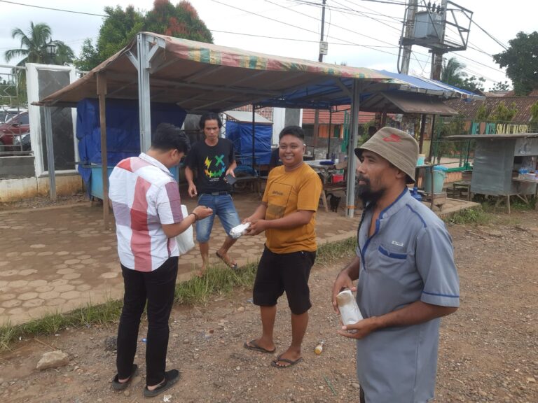 Ambil Berkah Ramadhan IMBA Bagikan Nasi ke Tukang Ojek untuk Berbuka Puasa