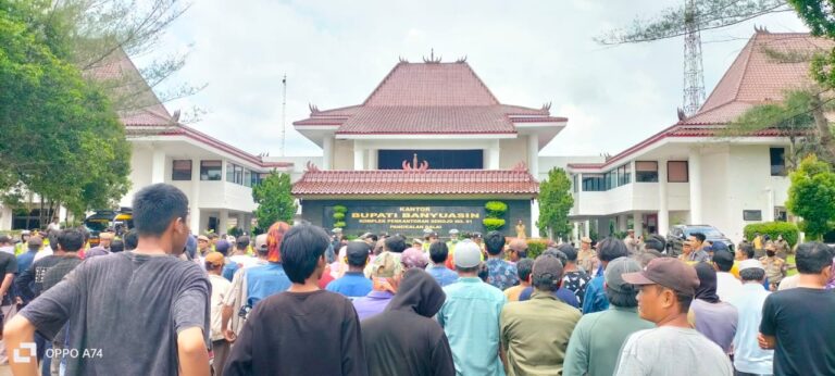 Masyarakat Desa Sejagung Demo Ke Kantor Bupati Banyuasin Terkait Kades dan Dana Desa