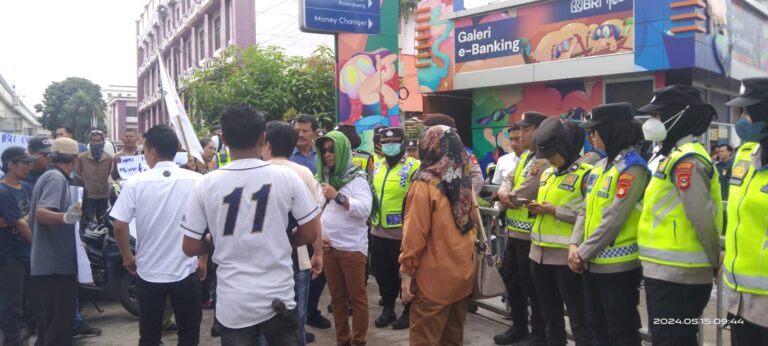 Uang Nasabah Lenyap 700 juta BRI Rivai Palembang Di Demo