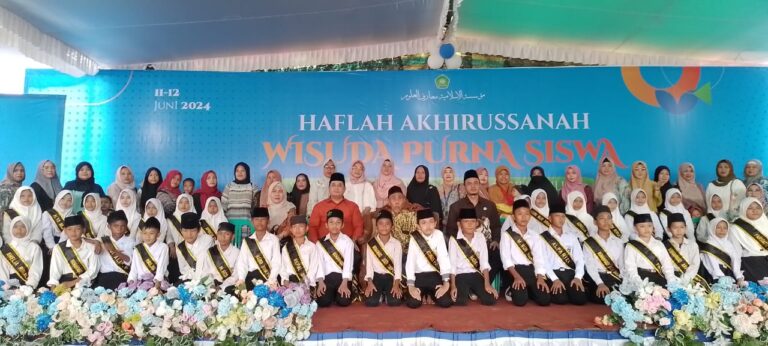 H Askolani Hadiri Haflah Ponpes Ma’ariful Ulum, Didoakan Emak-emak untuk Jadi Bupati Lagi