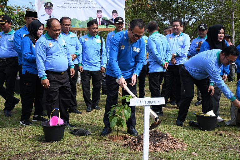 Peringati HLHS PJ Bupati Melakukan Penanaman Pohon Serentak Di Depan Graha Sedulang Setudung