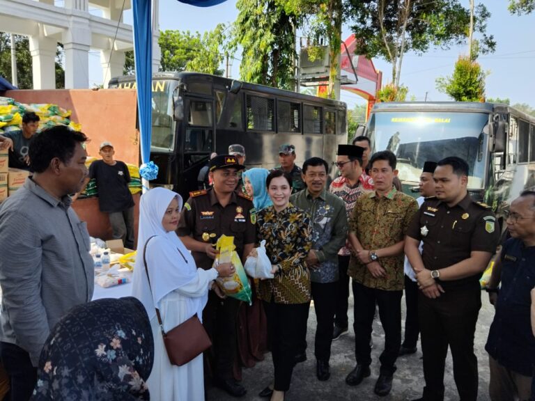 Kejari Banyuasin Gelar Pasar Murah Dan Donor Darah Masyarakat  Antusias Menyerbu