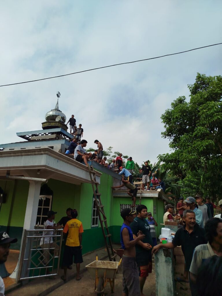 PENJAS Betung Peduli Bantu Masjid desa Suka Mulya Untuk Kemenangan ASTA 