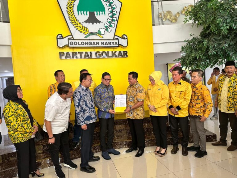 Pasangan ASTA, Resmi Terima Surat Keputusan dan Penetapan Sebagai Calon Bupati dan Wakil Bupati Banyuasin Dari Golkar