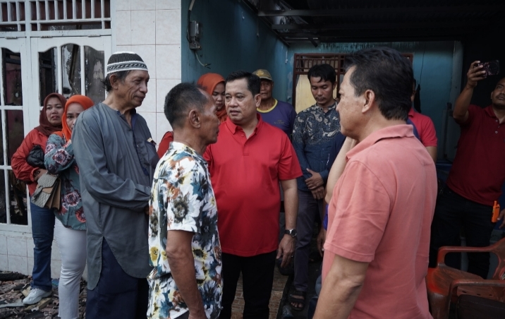 Calonbup Askolani Beri bantuan dan dukungan untuk Sutawi Korban Rumah Terbakar Di Mega Asri