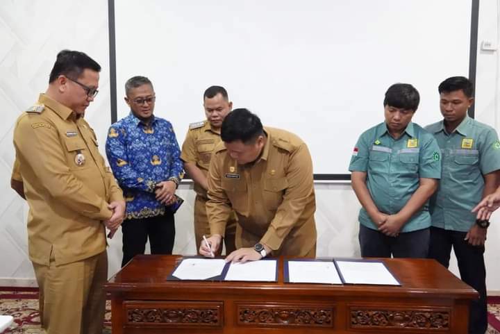 Kadis DPUPR Saksikan Penandatanganan Hibah Trase Jalan Poros Perambahan-Air Salek 