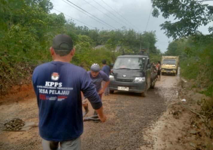 Aksi Cepat Tanggap Pemdes Pelajau atasi Jalan Licin Akibat Hujan