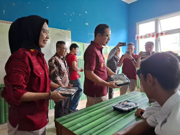 Lapas Banyuasin Bagikan Paket Makan Siang Bergizi Gratis Pada Siswa SMK Unggul Negeri 2 Banyuasin