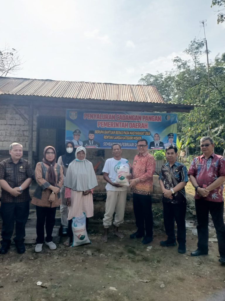 Ringankan Beban Masyarakat, PJ Bupati Banyuasin Salurkan Bantuan Cadangan Pemerintah Tahun 2025