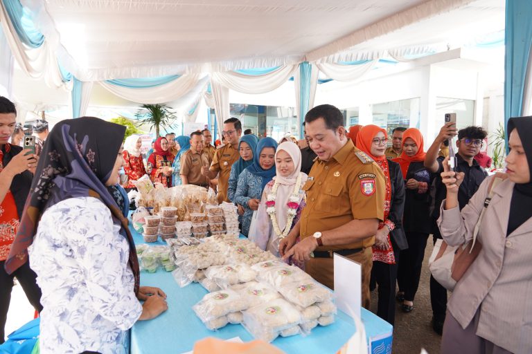 HUT Ke-18 Kelurahan Kedondong Raye, Bupati Askolani dan Nabila Askolani Buka Bazar Kurma serta Khitan Massal