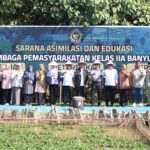 Kakanwil Ditjenpas Sumsel Bersama Direktur Polsri Panen Ikan di SAE Lapas Banyuasin