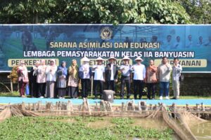 Kakanwil Ditjenpas Sumsel Bersama Direktur Polsri Panen Ikan di SAE Lapas Banyuasin