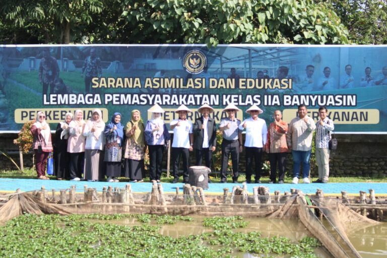 Kakanwil Ditjenpas Sumsel Bersama Direktur Polsri Panen Ikan di SAE Lapas Banyuasin