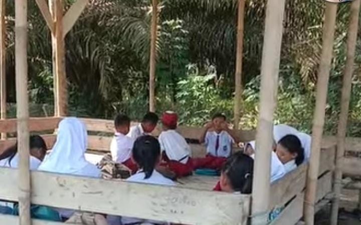 Minimnya Ruang Belajar, Siswa SDN 25 Tungkal Ilir Belajar di Pondok