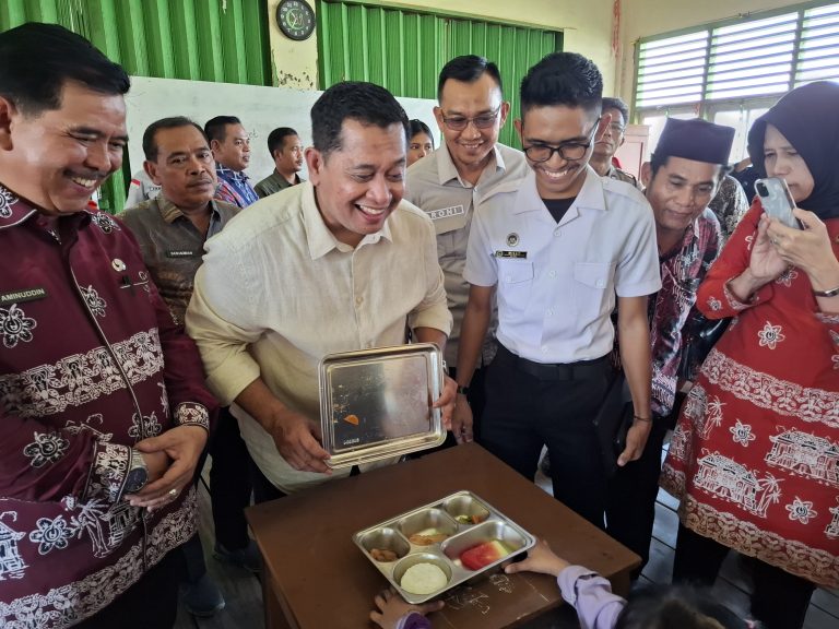 Pastikan Berjalan Optimal, Bupati Askolani Tinjau Langsung Pelaksanaan MBG di Tanjung Lago