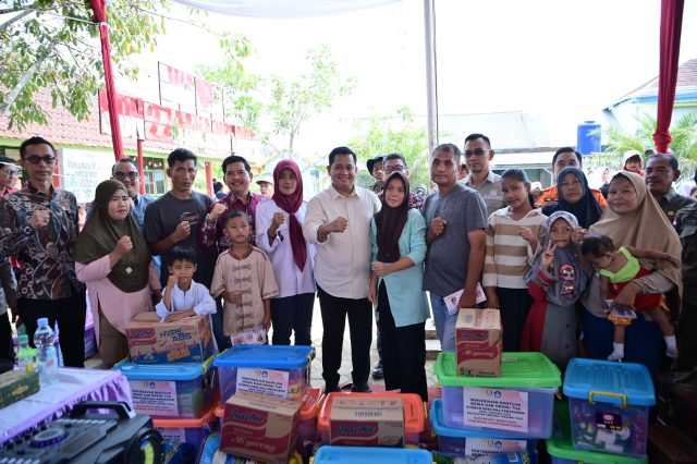 Gerak Cepat !! Bupati Askolani Serahkan Bantuan Seragam Sekolah dan Sembako Bagi Anak dan Warga Terdampak Kebakaran