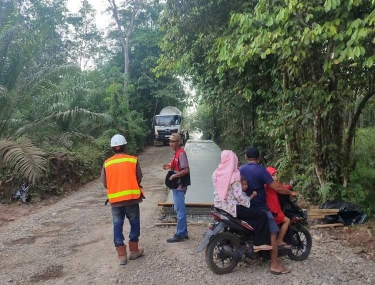 Jalan Rusak di Beberapa Wilayah Banyuasin Mulai di Perbaiki, Bukti Janji Bupati di Tepati