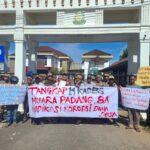 Massa AMBES SUMSEL Desak Kejari Banyuasin Periksa 14 Oknum Kades Muara Padang  Massa AMBES SUMSEL Desak Kejari Banyuasin Periksa 14 Oknum Kades Muara Padang