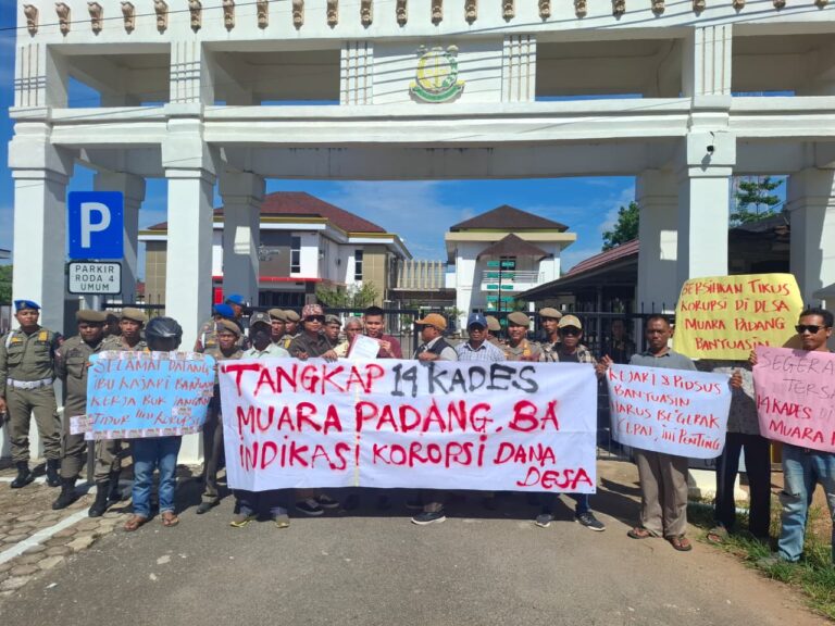 Massa AMBES SUMSEL Desak Kejari Banyuasin Periksa 14 Oknum Kades Muara Padang