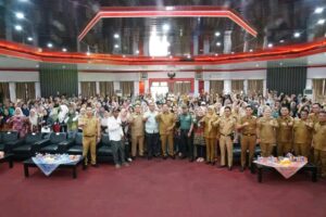 Bupati Banyuasin Serahkan Sarana Usaha dan Buku Tabungan hibah uang kepada UMKM