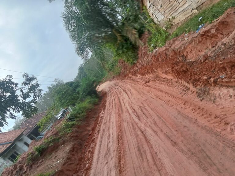 Jalan Desa Bengkuang Rusak Parah, Warga Bengkuang Tuding Truk Over Tonase Proyek Tol PT HKI
