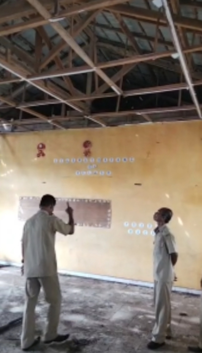 Unik Tapi Memprihatinkan PLT Kepsek SDN 37 Banyuasin III, Usir Kelelawar Dengan Cara Menjebol Plafon